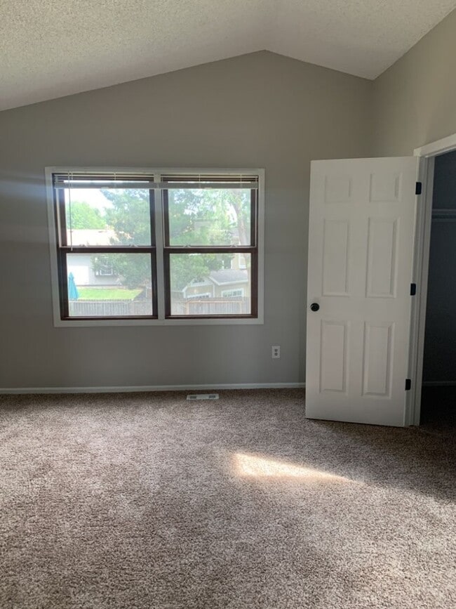 Building Photo - Spacious Tri-Level Home in Southwest Ft. C...