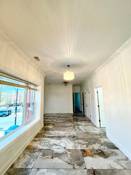 Building Photo - 6712 N Clark St