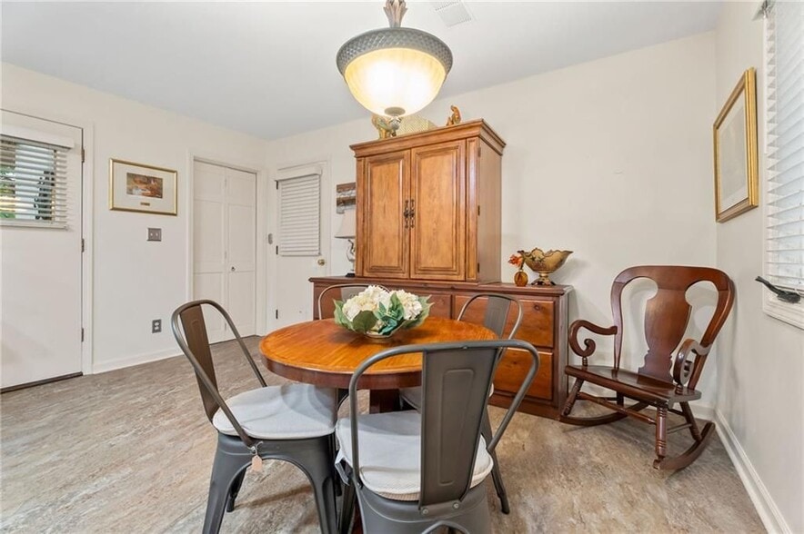 Building Photo - 4040 Summit Dr