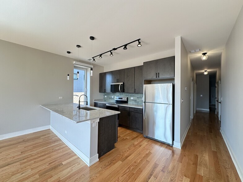 Building Photo - 2100 W 18th Pl