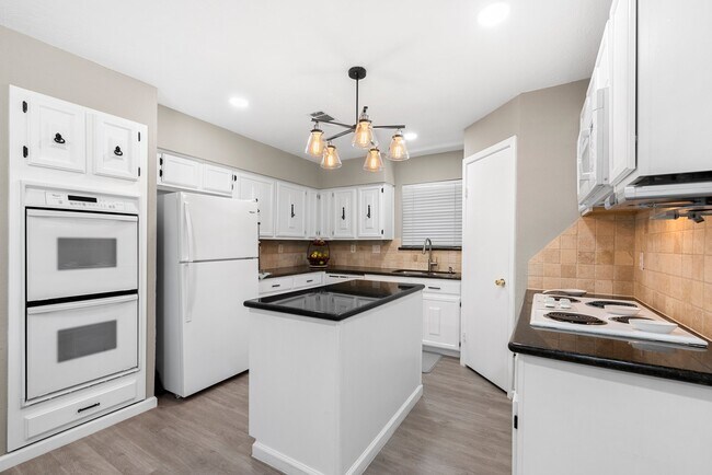 Building Photo - 4914 Tain Dr