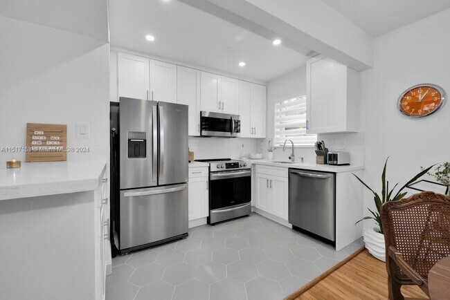 Building Photo - 7910 SW 55th Ave