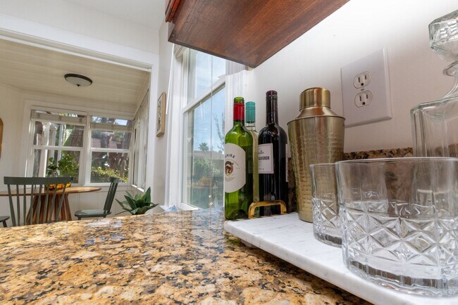 Building Photo - 703 Manzanita Ave