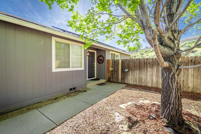 Building Photo - 1550 Carousel Ct