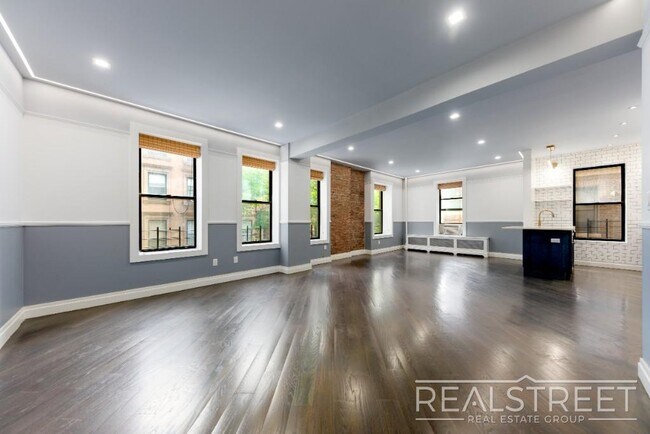 Building Photo - 4 bed | 3 Full Bath In Prime Brooklyn Heights