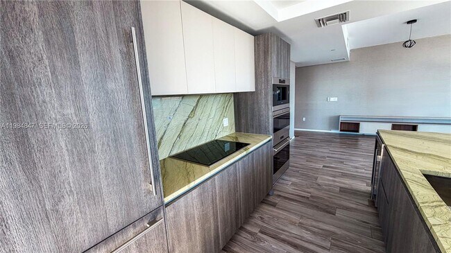 Building Photo - 801 S Miami Ave