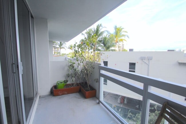 Building Photo - Spacious one bedroom unit at the Flamingo South Beach Resort!