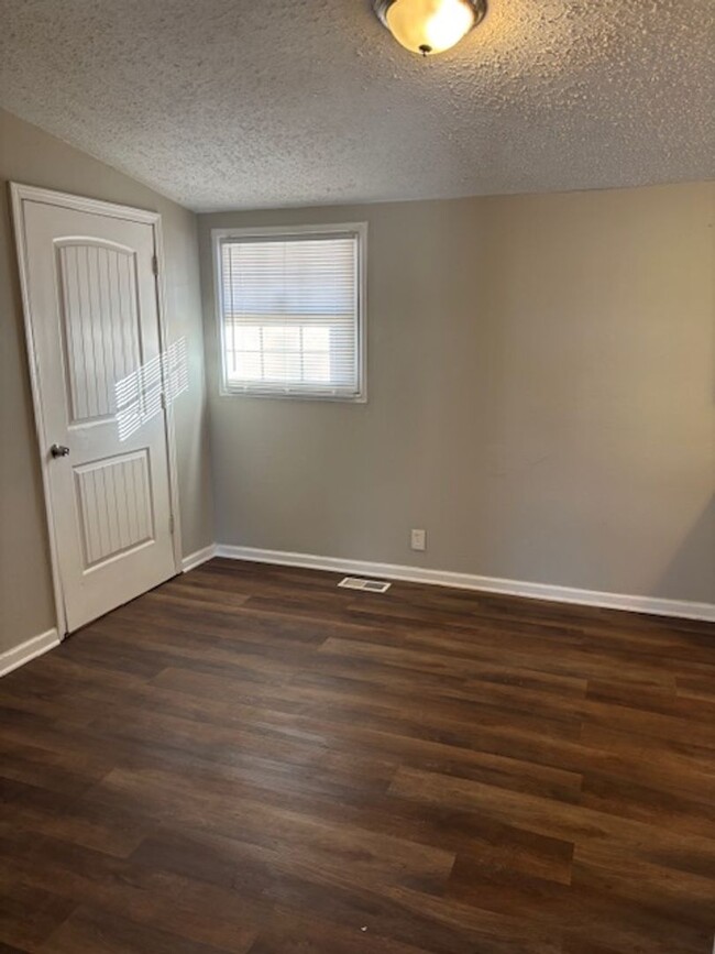 Building Photo - Available Now! 3 Bedroom, 1.5 Bath in Kans...