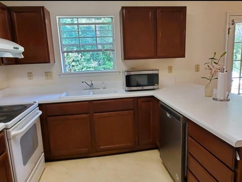 Building Photo - 107 Colchester Ct