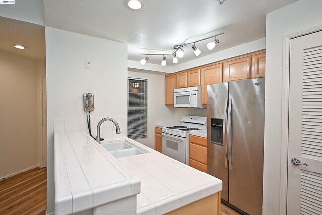 Building Photo - 280 Caldecott Ln