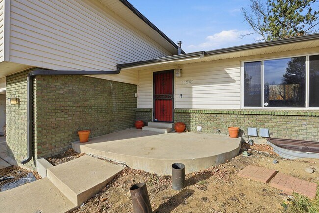 Building Photo - 5 bedroom, 3 bath home in desirable Arvada neighborhood.