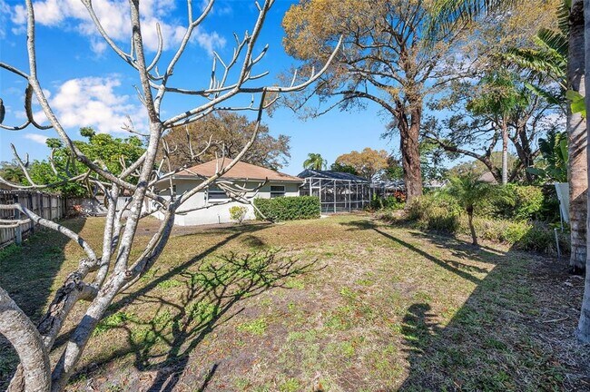 Building Photo - 8789 Maplewood Rd