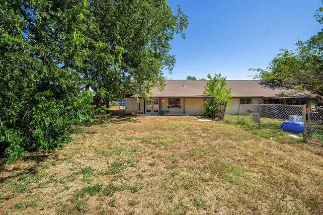 Building Photo - 2025 Monarch Dr