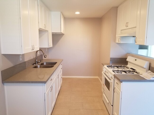 Building Photo - Del Amo Apts