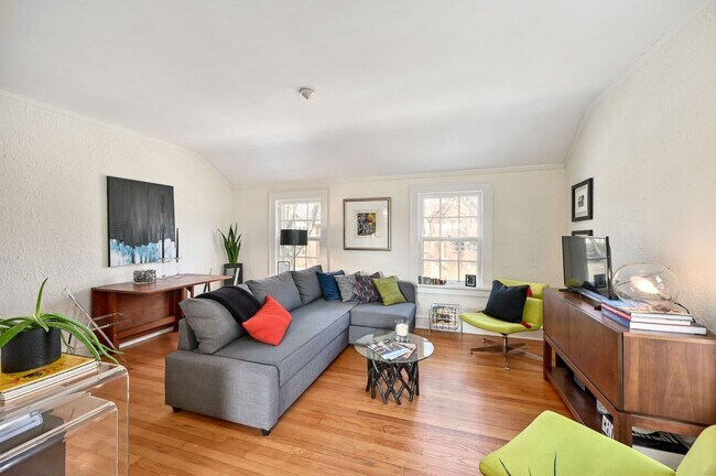 Building Photo - 1619 E Newton Ave