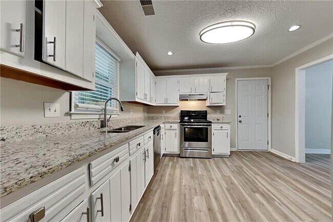 Building Photo - 300 Whisper Way NE