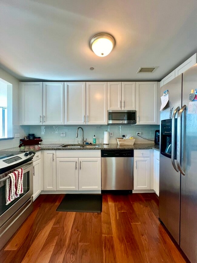 Building Photo - 400 N La Salle Dr