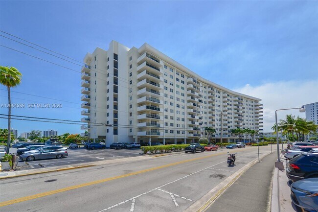 Building Photo - 401 Golden Isles Dr