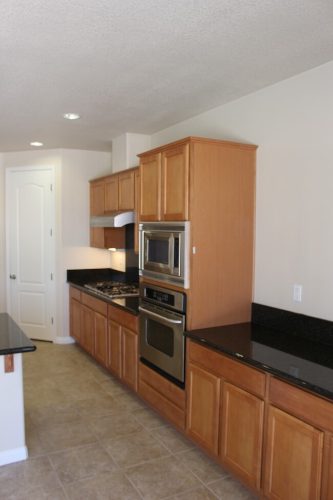 Building Photo - 14910 Via Messina Dr