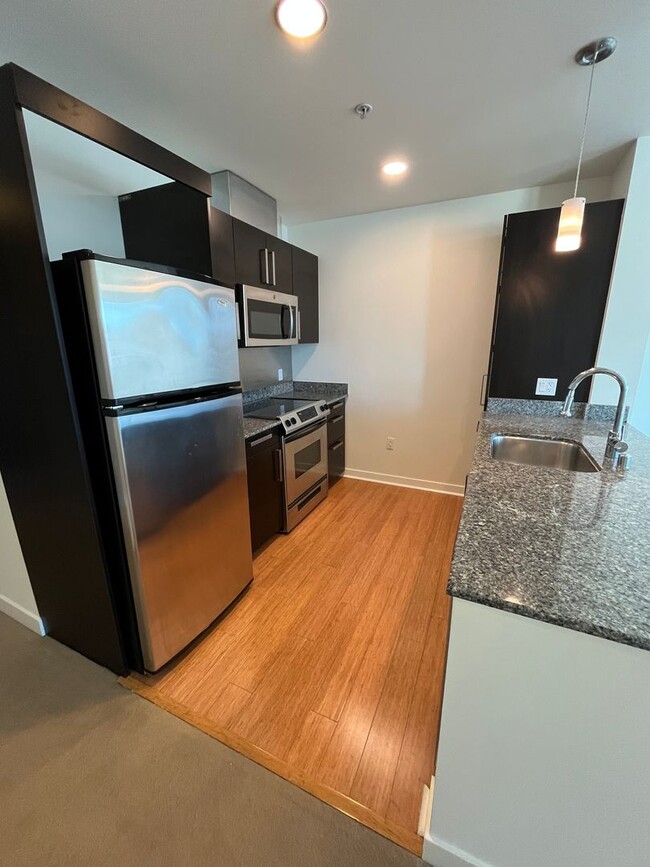 Building Photo - Beautiful top floor 1BD/1BA unit in the Hayes