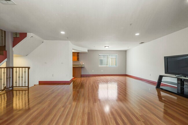 Building Photo - 1559 W 207th St