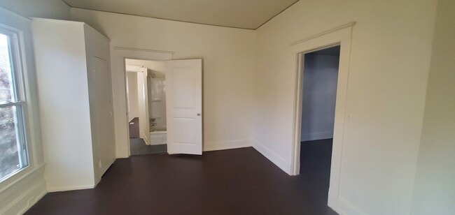 Building Photo - 3 Bedroom 1 Bathroom House