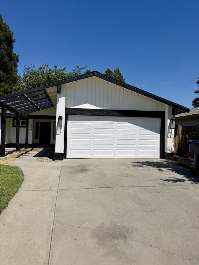 Building Photo - 814 S Cindy St