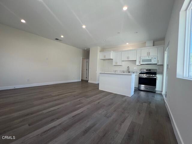 Building Photo - 10507 Helendale Ave