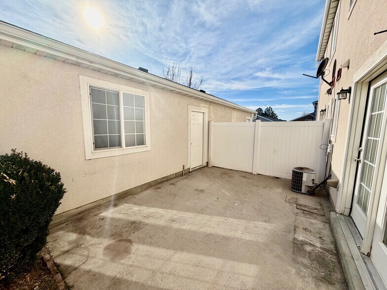 Building Photo - 88 Hampton Pl