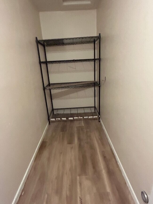 Building Photo - NO HOA- **NEW INTERIOR PAINT AND NEW FLOOR...