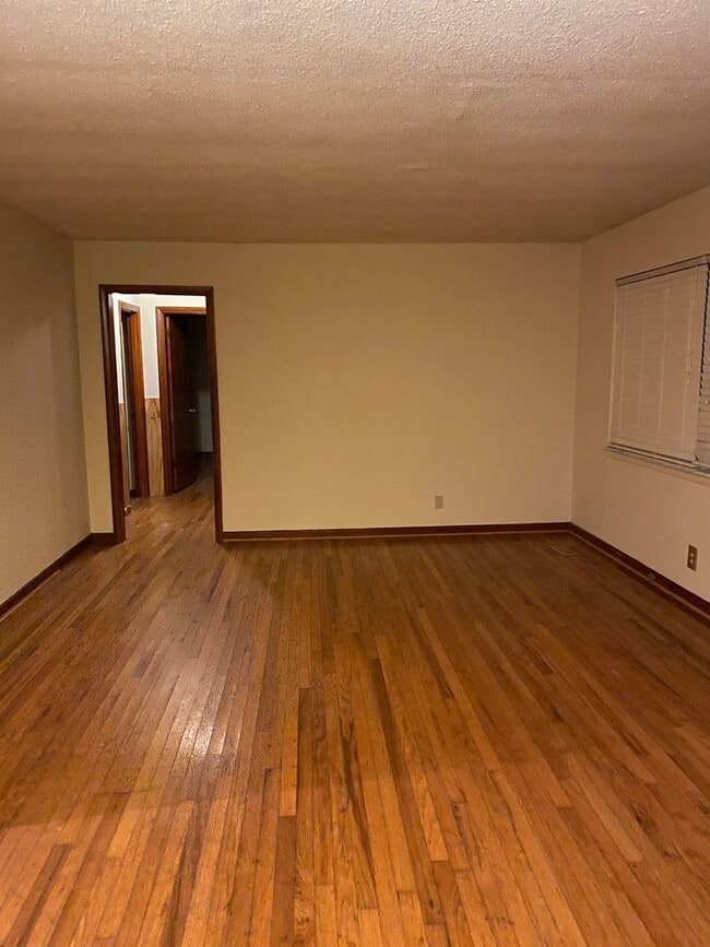 Building Photo - 3 Bedroom 1 Bathroom House with carport on...