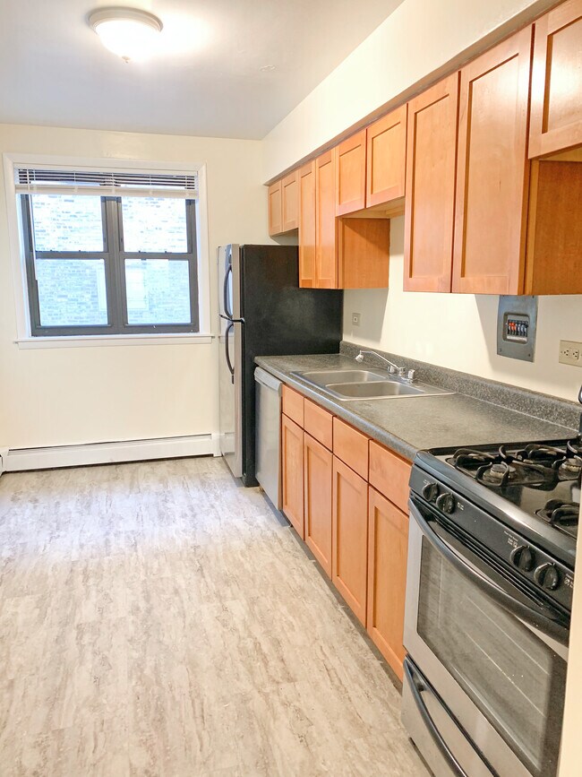 Building Photo - Spacious 1 Bedroom near St. Francis Hospital!