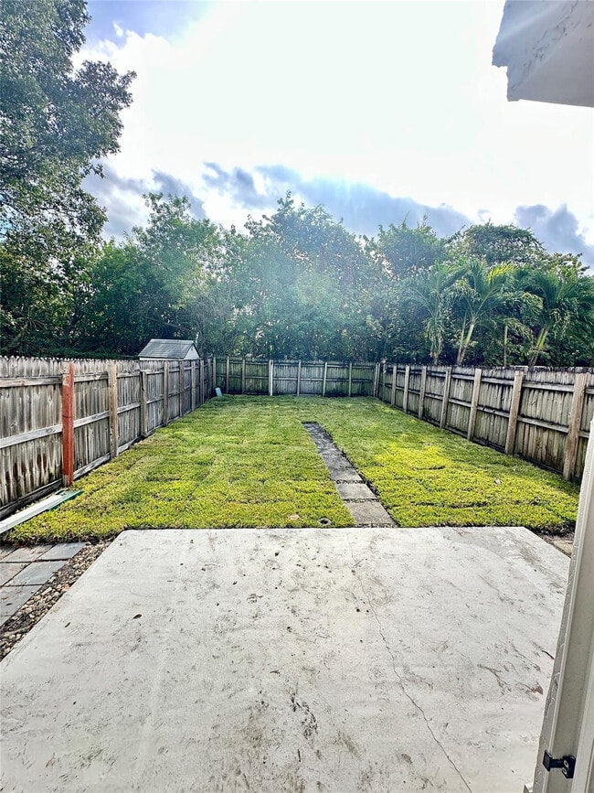 Building Photo - 320 Sunshine Dr