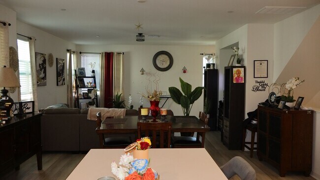 Building Photo - 4 bedrooms 3.5 baths townhome in South San Diego