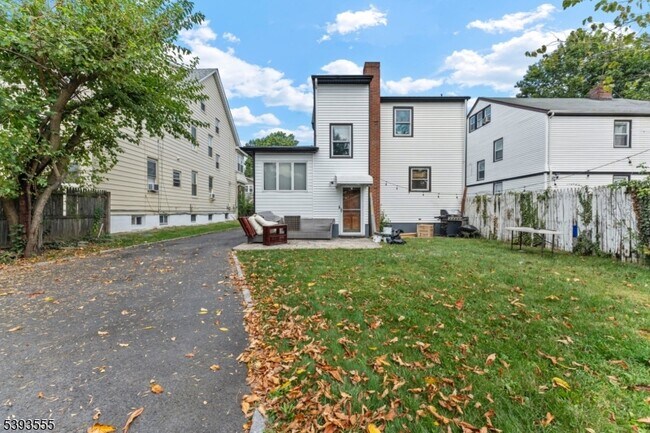 Building Photo - 14 Brookwood Dr