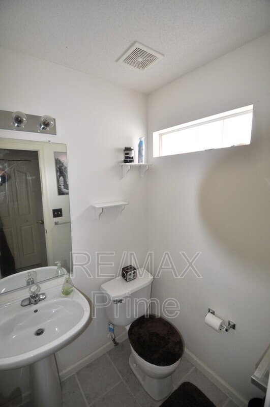 Building Photo - 6227 Oakglen Dr