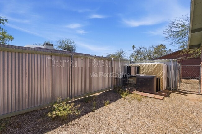 Building Photo - 3226 E Bermuda St