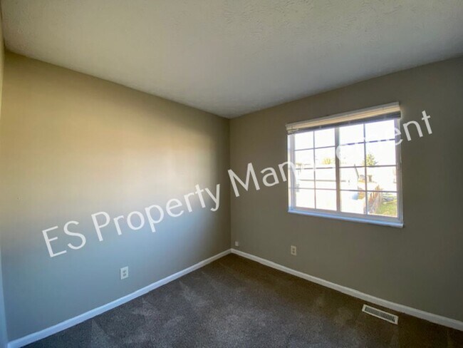 Building Photo - Stunning 4 Bedroom 2 Bathroom Tri-Level Ho...