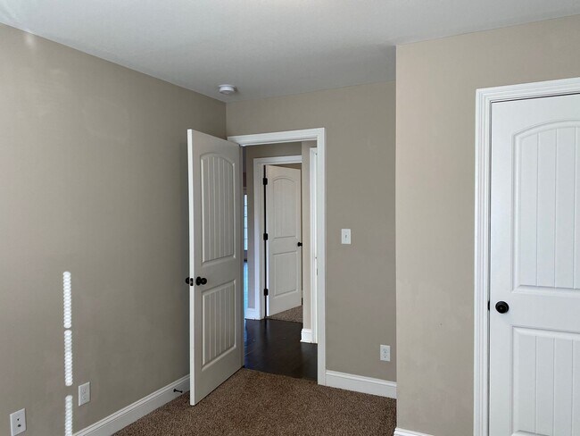 Building Photo - Beautiful 3 bed 2 bath home with Bonus room! Close to shopping and Ft. Campbell.