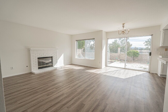 Building Photo - Charming Castaic Home