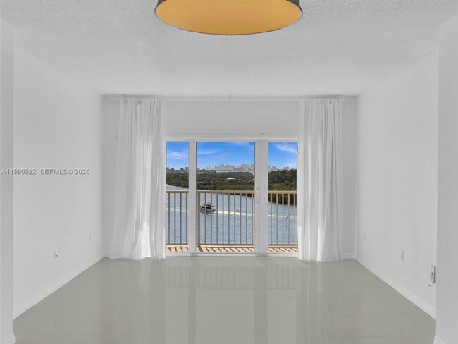 Building Photo - 300 Bayview Dr