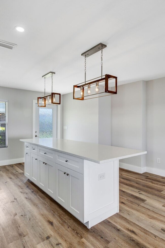Building Photo - ** NEAR DOWNTOWN ** 2 BED / 2 BATH CONDO -...