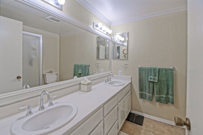 Building Photo - FULLY FURNISHED, CHARMING & AIRY, 4BR2BA MONTEMALAGA HILLTOP HOME W/ “QUEENS NECKLACE” VIEWS, 2-C...