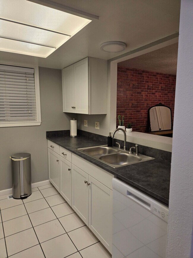 Building Photo - 2207 Parker Ave