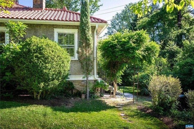 Building Photo - 502 Park Hill