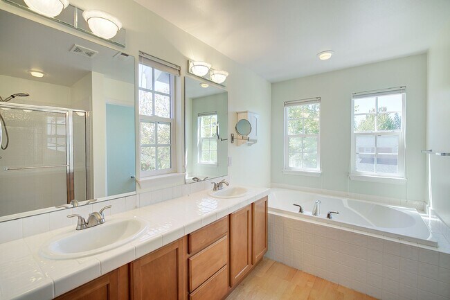 Building Photo - 3Bd/2.5Ba Redmond Home