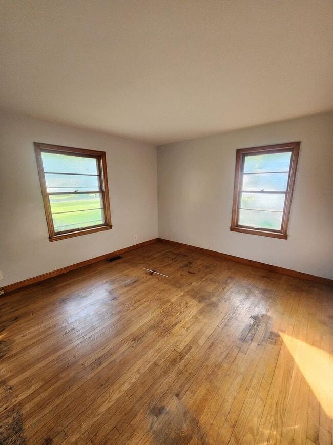 Building Photo - Charming 2 bedroom 1 bath with large rooms...