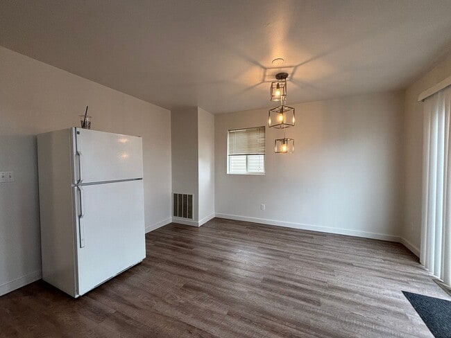 Building Photo - 4 Bedroom Townhome in Hawks Ridge