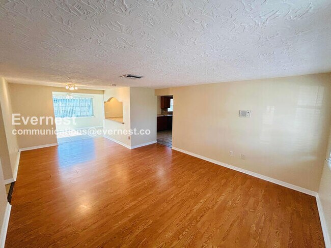 Building Photo - 2127 Erin Dr