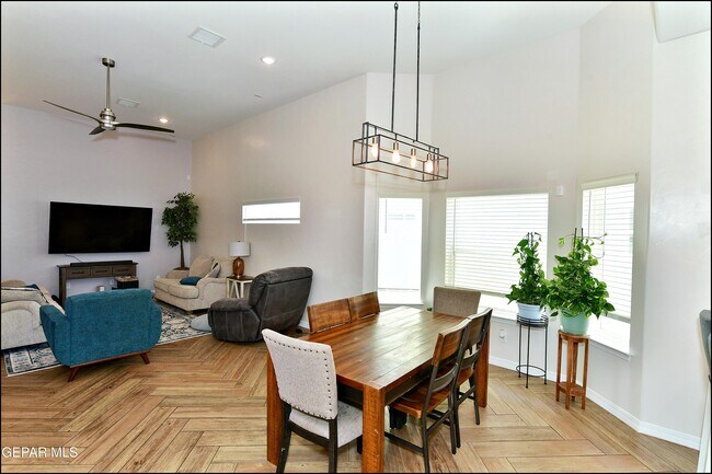Building Photo - 2225 Tierra Delmonte Dr